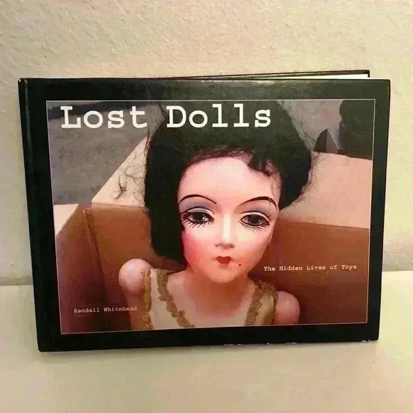 Lost Dolls, the Hidden Lives of Toys - Picture 1 of 2